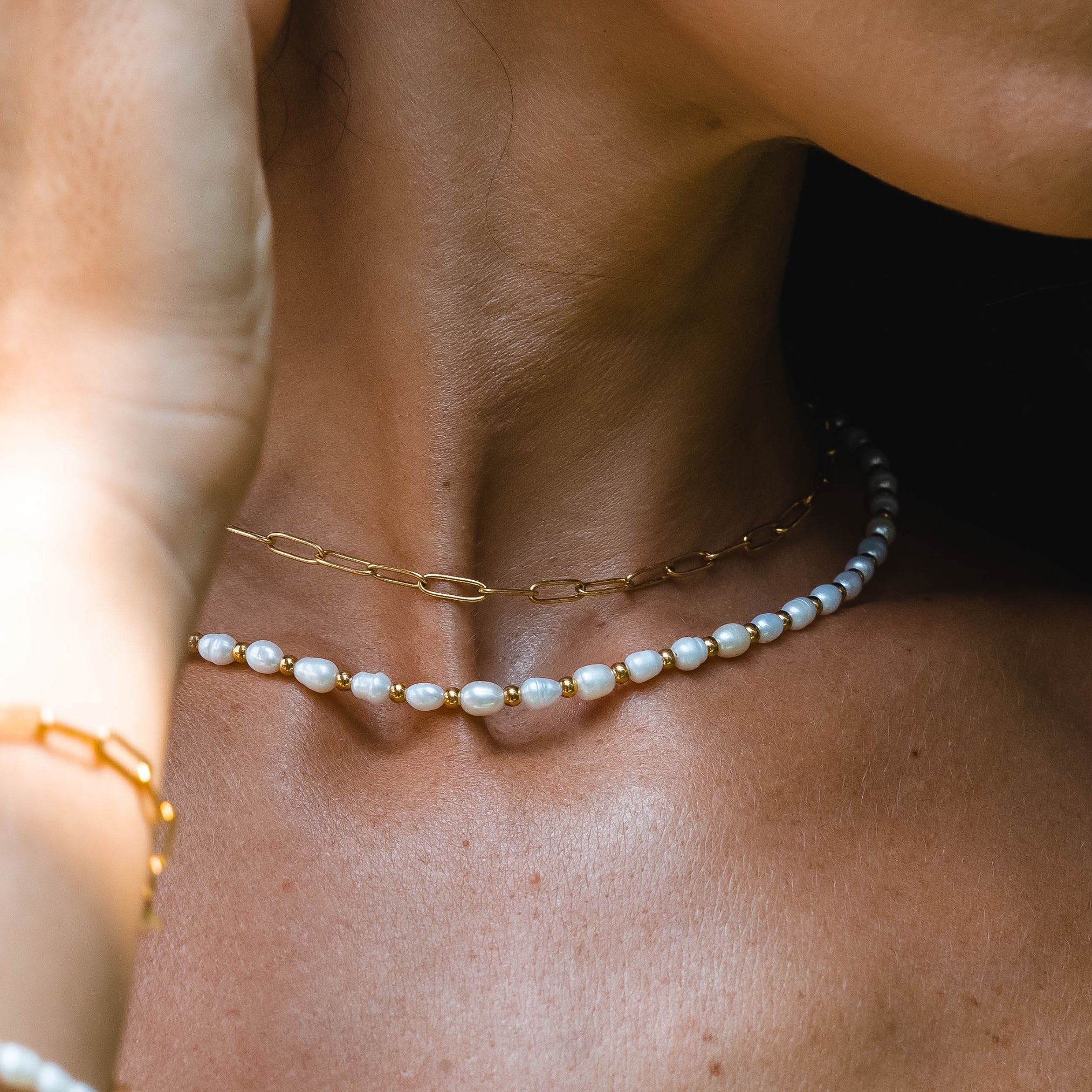 Gold pearls choker